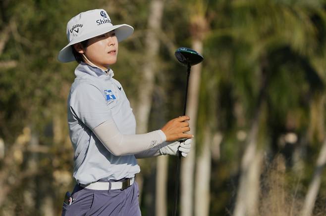 이소미, CME그룹 투어 챔피언십 첫날 선두 - 이소미가 21일(한국시간) 미 플로리다주 네이플스의 리츠칼튼 골프리조트 티뷰론 GC에서 열린 미국여자프로골프(LPGA) 투어 최종전 CME그룹 투어 챔피언십 첫날 1라운드 18번 홀에서 티샷 후 타구를 바라보고 있다. 이소미는 8언더파 64타 단독 선두에 올랐다. 네이플스 AP 뉴시스