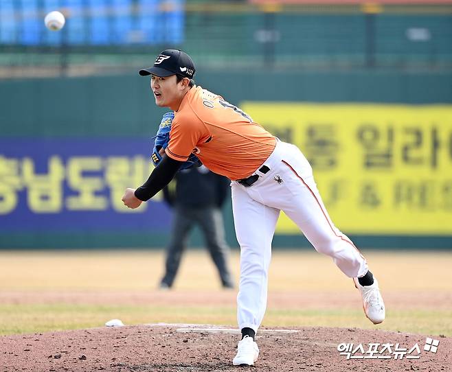 7일 오후 대전 한화생명이글스파크에서 열린 한화 청백전 경기, 한화 이충호가 공을 힘차게 던지고 있다. 엑스포츠뉴스 DB