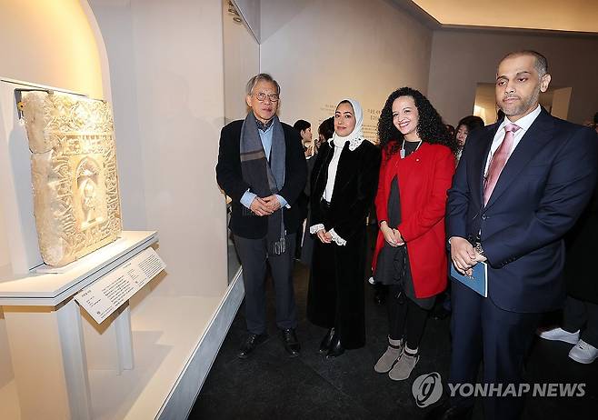 이슬람 미술전 열린 국중박 (서울=연합뉴스) 이재희 기자 = '이슬람 미술, 찬란한 빛의 여정' 전시가 열린 21일 서울 국립중앙박물관 상설전시관에서 칼리드 알-하마르 주한 카타르 대사(오른쪽부터), 도하 이슬람예술박물관 무니아 셰크합 아부다야 학예 부관장과 샤이카 나세르 알-나스르 관장, 유홍준 국립중앙박물관장이 미흐랍 석판을 살펴보고 있다. 2025.11.21 scape@yna.co.kr