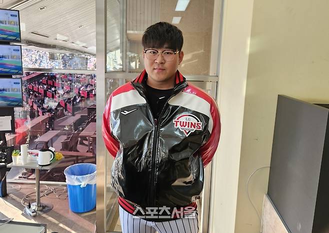 LG 안익훈 코치가 22일 서울 잠실구장에서 열린 러브기빙 페스티벌에 앞서 취재진과 만나 포즈를 취하고 있다. 잠실 | 강윤식 기자 skywalker@sportsseoul.com