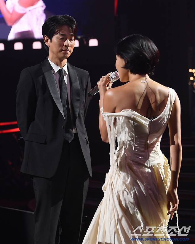 제46회 청룡영화상 시상식이 19일 여의도 KBS홀에서 열렸다. 화사가 박정민과 함께 축하공연을 하고 있다. 정재근 기자 cjg@sportschosun.com/2025.11.19/