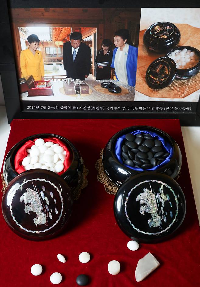 6형제바둑 본사 전시실에 놓인 신석으로 만든 바둑알. 지난 2014년 국빈 방한한 시진핑 중국국가주석에게 박근혜 전 대통령이 선물한 것과 같은 제품으로 당시 만들어졌다.
