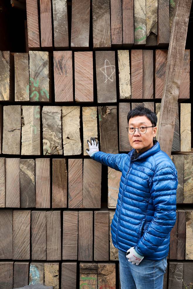 나무 건조장에 다양한 원목이 자연 건조되고 있다. 시간을 줄이고자 인공 건조하면 원목이 딱딱하게 변해 품질이 떨어진다.