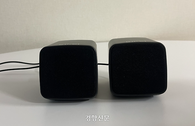 게임 스피커로도 아쉽다. 총소리는 철판 치는 듯 ‘틱’ 하고 가볍게 떨어지고, 폭발음은 묵직함 없이 통 울리는 느낌에 가깝다.