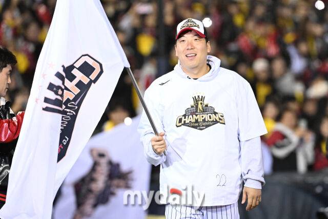 1일 서울 잠실야구장에서 열린 프로야구 LG 트윈스의 2025 한국시리즈 우승 세리머니 팬 감사 행사 '더 리턴 오브 챔피언스'(The Return of Champions)'. 김현수가 그라운드를 돌며 인사를 하고 있다./마이데일리