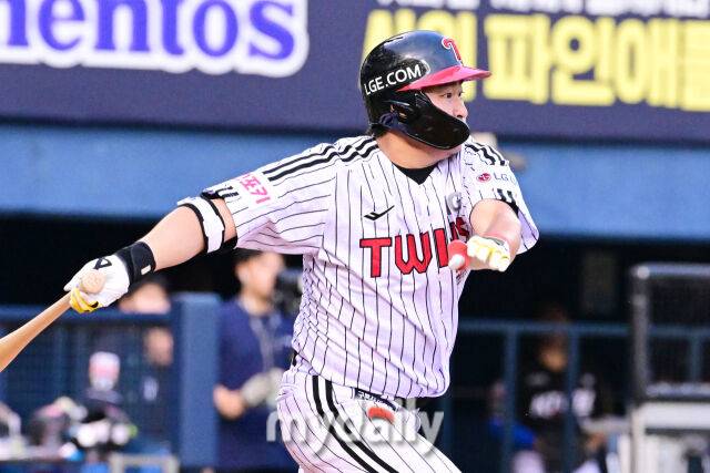 2024년 6월 21일 서울 잠실야구장에서 진행된 '2024 신한 SOL 뱅크 KBO 리그' KT-LG의 경기. LG 안익훈이 2회말 1사 1,3루에서 희생타를 때리고 있다./마이데일리