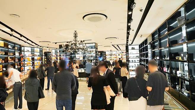 고객들로 북적이는 캉카스백화점 매장 *재판매 및 DB 금지