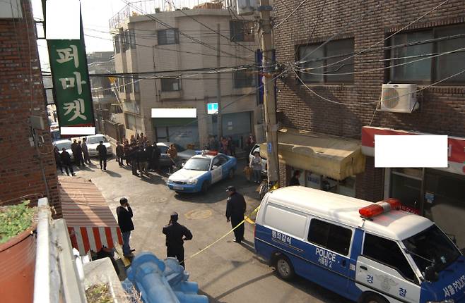 미제로 남아있던 '신정동 연쇄살인 사건'의 범인이 20년 만에 확인됐다. 서울경찰청 광역수사단 형사기동대는 21일 브리핑을 열고 신정동 연쇄살인 사건의 피의자를 특정했다고 밝혔다. 연합뉴스