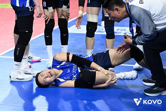 오른쪽 발목을 다쳐 통증을 호소하는 기업은행의 김하경. 한국배구연맹 제공