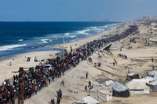 ▲지난달 중순, 이스라엘에 의해 가자지구 남부로 이주했던 팔레스타인 주민들이 휴전 발효 이후 원거주지로 돌아가고 있다. ⓒ로이터=연합뉴스