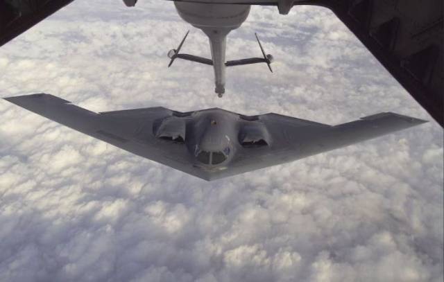 B-2 스텔스 폭격기가 공중급유 받는 모습. 사진 제공=미 공군