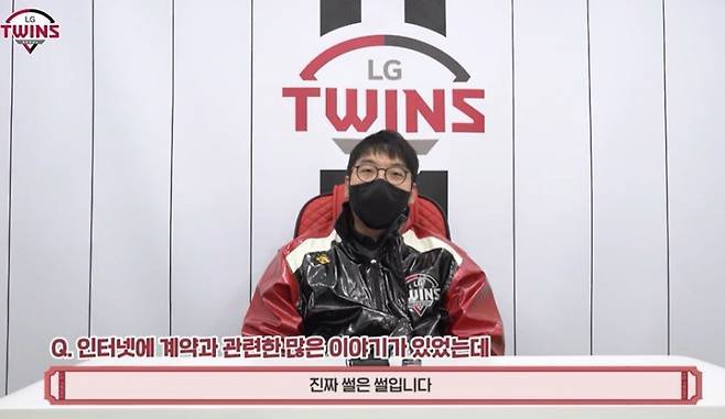 ▲ 2022년 시즌 전 LG와 '4+2년' 계약을 맺은 김현수. 온라인 커뮤니티의 소문에 "썰은 썰입니다"라며 LG 잔류를 결정했다고 말했다.