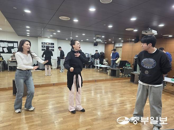 파주시립뮤지컬단 단원들이 '가거라 삼팔선' 공연 리허설을 진행하고 있다. 이준도기자