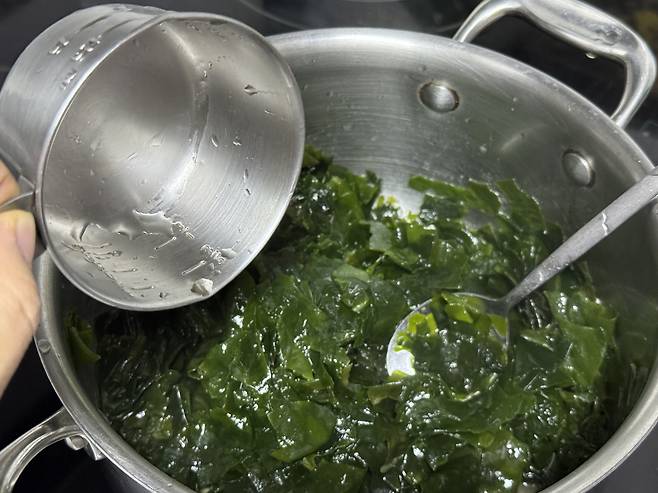 냄비에 달달 볶아지고 있는 미역의 모습