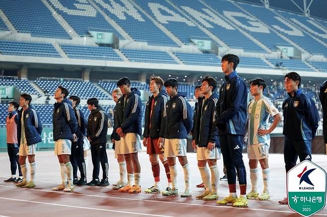 울산 선수들이 22일 광주 원정에서 패배한 뒤 고개를 숙이고 있다. 제공 | 한국프로축구연맹