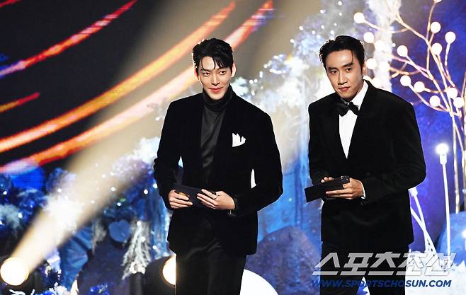 제46회 청룡영화상 시상식이 19일 여의도 KBS홀에서 열렸다. 시상자로 나온 김우빈, 이광수. 허상욱 기자 wook@sportschosun.com/2025.11.19/