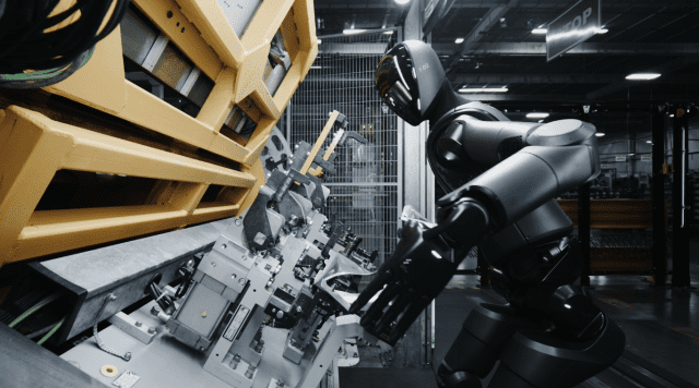 피규어02가 BMW 공장에서 작업하는 모습 (사진=피규어AI)