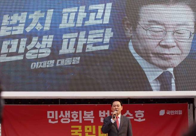 국민의힘 장동혁 대표가 22일 부산 중구 광복로에서 열린 '민생회복 법치수호 부산 국민대회'에 참석, 차량무대에 올라 발언을 하고 있다. ⓒ뉴시스