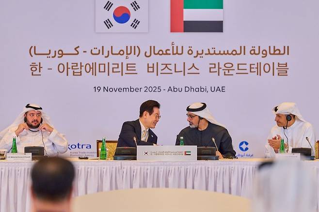 이재명 대통령이 19일(현지 시간) 아부다비 한 호텔에서 열린 한-UAE 비즈니스 라운드테이블에서 칼리드 빈 무함마드 알 나하얀 왕세자와 대화를 하고 있다. 대통령실 제공
