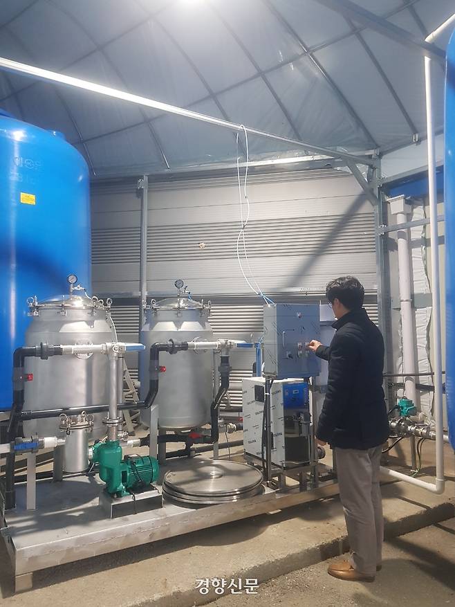 지난 19일 오후 강원 홍천군 남면에 있는 영농조합법인 뫼내뜰의 김치 공장에서 한 직원이 ‘절임 염수 재활용 설비’를 살펴보고 있다. 최승현 기자