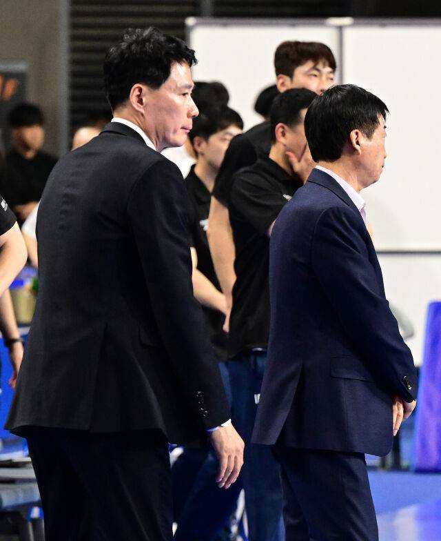 경기 후 김호철 감독과 강성형 감독이 인사하고 있다 / 한국배구연맹(KOVO)