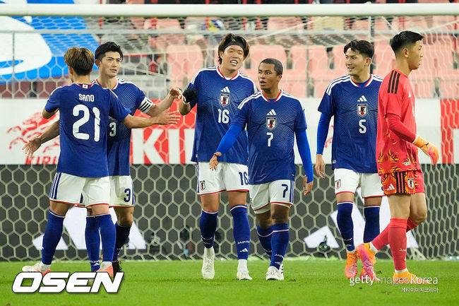 TOYOTA, JAPAN - NOVEMBER 14: Japan players celebrate after the team's 2-0 victory in the international friendly match between Japan and Ghana at Toyota Stadium on November 14, 2025 in Toyota, Aichi, Japan. (Photo by Toru Hanai/Getty Images)