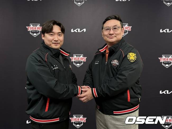 KIA 심재학 단장과 이준영./KIA 타이거즈 제공