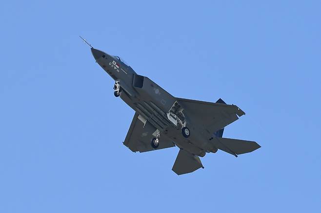 KF-21 시제기가 미티어 미사일을 장착한 채 이륙하고 있다. 세계일보 자료사진
