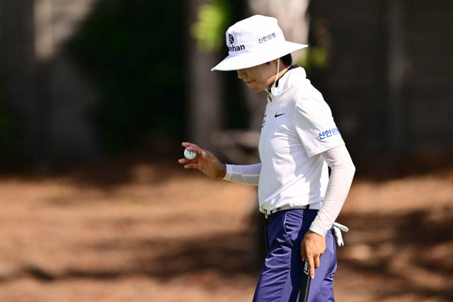 퍼팅을 마치고 갤러리에게 인사하고 있는 이소미. 사진 제공=AFP연합뉴스