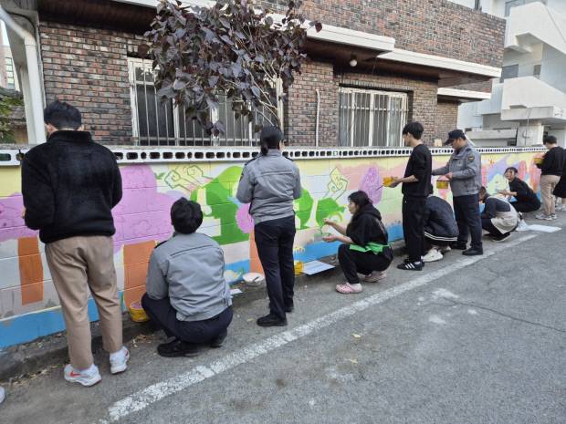 'SPO(Special Painting Offer) 희망 벽화 그리기'에 참여한 사곡고등학교 경찰동아리(투비폴)학생들과 경찰관들의 모습.