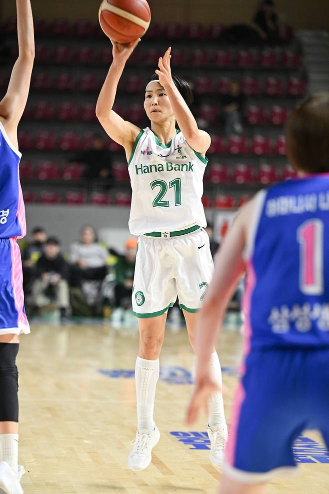 슛 던지는 부천 하나은행 이이지마 사키. (WKBL 제공)