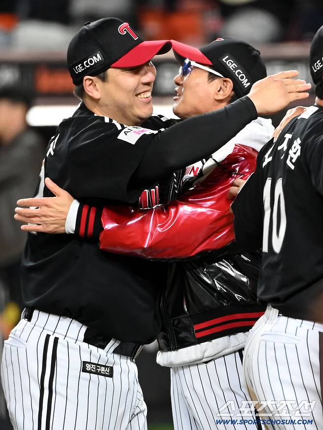 31일 대전 한화생명볼파크에서 열린 LG와 한화의 한국시리즈 5차전. LG가 승리하며 한국시리즈 우승을 차지했다. 염경엽 감독과 포옹을 하는 김현수의 모습. 대전=허상욱 기자wook@sportschosun.com/2025.10.31/