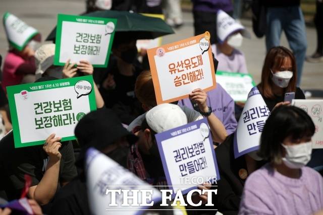 헌법재판소가 2019년 4월 형법상 낙태죄에 대해 헌법불합치 결정을 내렸다. 6년이 훌쩍 지난 지금, 국회는 여전히 형법과 모자보건법 개정 없이 후속 입법을 방치하고 있다. 사진은 서울 종로구 보신각 앞에서 집회를 열고 유산유도제 즉각 도입, 임신중지 의료행위에 대한 건강보험 적용, 재생산 및 성에 관한 건강과 권리 포괄적 보장 등을 촉구하고 있는 여성단체와 보건단체의 모습. /뉴시스