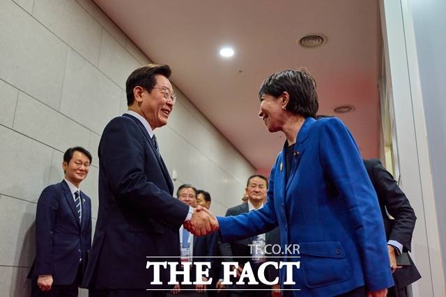 이재명 대통령은 23일(현지시간) 남아공 요하네스버그 G20 정상회의장에서 다카이치 사나에 일본 총리, 리창 중국 국무원 총리와 각각 회동을 가졌다. 이 대통령이 10월 30일 경북 경주 APEC 정상회의장에서 다카이치 총리와 정상회담에 앞서 인사를 나누고 있다. /대통령실