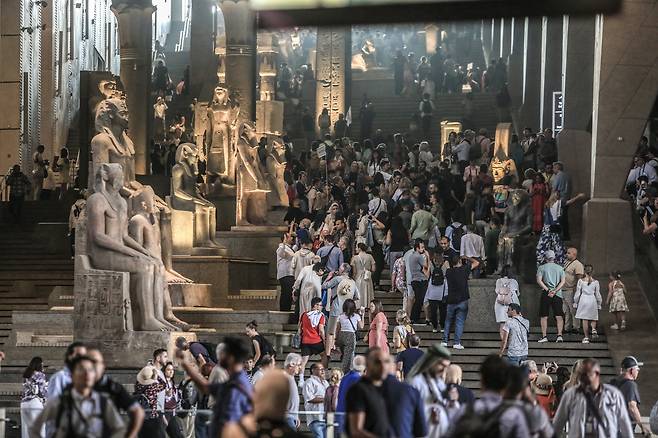 6층 높이 대계단에 왕들의 석상부터 석관, 석비, 신들의 조각상까지 높이 2~3m 고대 조각상이 층층이 들어서 있다. /게티이미지코리아