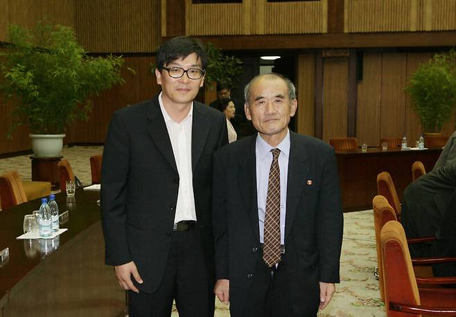 2004년 발족한 남북역사학자협의회는 학술부문에서 처음으로 합의된 남북 간 공동조직이다. 남북역사학자협의회 위원이었던 고인(왼쪽)이 2007년 7월 허종호 북쪽 대표와 함께 사진을 찍고 있다. 정용욱 명예교수 제공