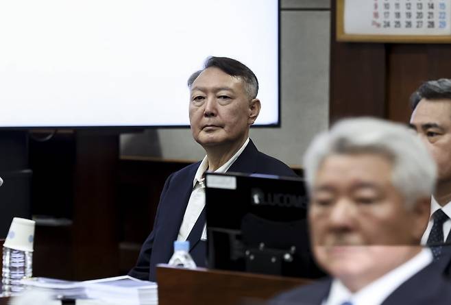 윤석열 전 대통령이 26일 서울 서초구 서울중앙지방법원에서 열린 '특수공무 집행 방해, 직권남용 권리행사 방해 혐의' 첫 재판에 출석해 있다. 2025.9.26 사진공동취재단