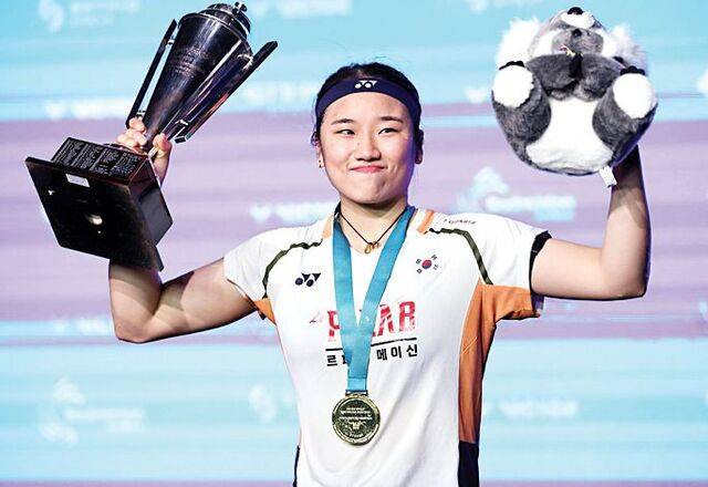 안세영이 23일 호주 시드니에서 열린 2025 세계배드민턴연맹 월드투어 슈퍼 500 호주오픈 여자단식 시상식에서 우승 트로피와 코알라 인형을 들고 환하게 웃고 있다. AFP연합뉴스