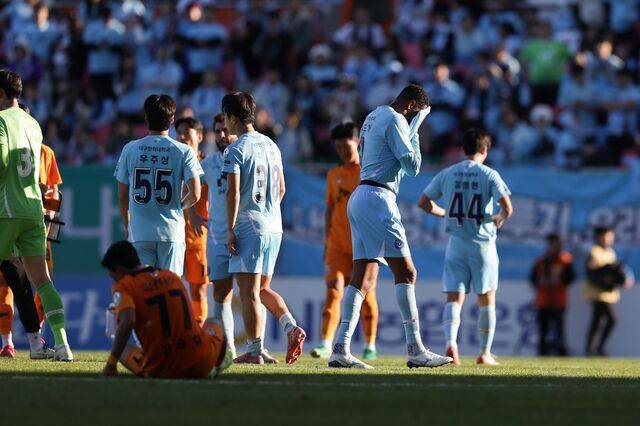 대구 FC와 제주SK FC 선수들이 23일 제주월드컵경기장에서 열린 2025 프로축구 K리그1 37라운드 경기에서 무승부를 기록한 뒤 아쉬워하고 있다. 한국프로축구연맹 제공