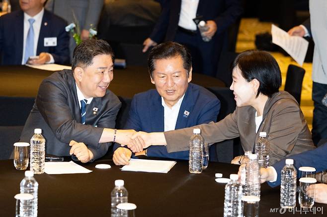 (인천=뉴스1) 유승관 기자 = 김병기 원내대표가 29일 인천 중구 파라다이스시티 컨벤션센터에서 열린 2025 정기국회 더불어민주당 국회의원 워크숍에서 전현희 최고위원과 인사하고 있다. 가운데는 정청래 대표. 2025.8.29/뉴스1 Copyright (C) 뉴스1. All rights reserved. 무단 전재 및 재배포, AI학습 이용 금지. /사진=(인천=뉴스1) 유승관 기자