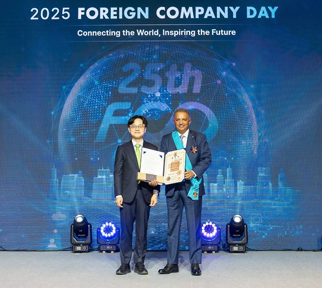 에쓰오일의 초대형 석유화학 프로젝트인 '샤힌 프로젝트'도 정부 정책과의 상충 지점에서 특혜 논란의 핵심으로 자리잡았다. 사진은 안와르 알 히즈아지 최고경영자(CEO)가 김정관 산업통상부 장관으로부터 금탑 산업훈장을 수여하는 모습. /사진=에쓰오일 제공