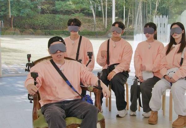SBS 예능프로그램 '런닝맨'이 시대착오적 뽀뽀 게임으로 비판을 받고 있다. 사진은 SBS 예능프로그램 '런닝맨' 지난 23일 방송분 모습. /사진=뉴시스(SBS '런닝맨' 제공)