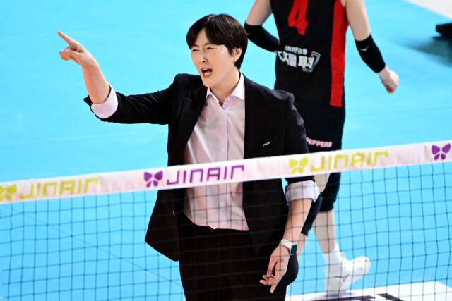 경기에서 아쉬운 표정을 짓고 있는 페퍼저축은행 장소연 감독./ 한국배구연맹(KOVO)