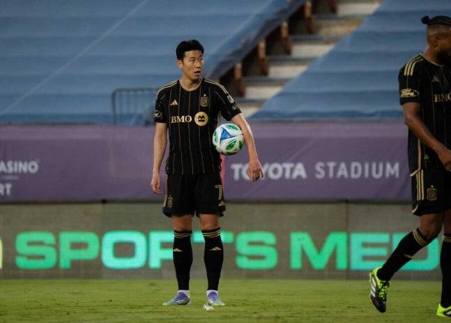 ▲ 경기 막판 드라마를 손흥민이 또 만들었다. 후반 추가시간 9분이 주어진 가운데 상대 트리스탄 블랙먼의 퇴장으로 프리킥이 선언됐다. 위치는 열흘 전 한국 대표팀 경기에서 손흥민이 볼리비아를 상대로 직접 넣었던 지점이었다. 그리고 보란듯이 또 성공했다. ⓒ LAFC