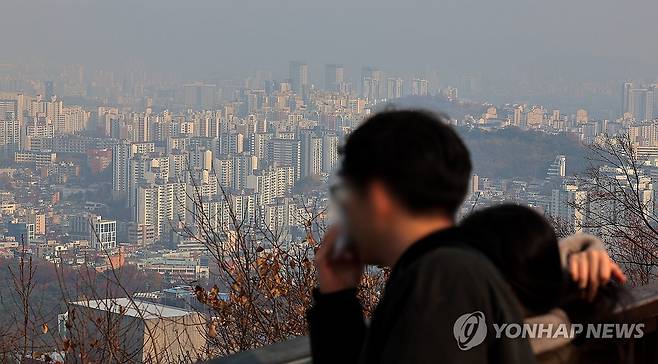 서울 30대 무주택 가구 역대 최대 (서울=연합뉴스) 김주형 기자 = 지난해 서울에 사는 30대 무주택 가구가 관련 통계 작성 이래 가장 많은 것으로 나타난 24일 서울 남산에서 바라본 아파트 밀집 지역이 안개로 뿌옇게 보인다. 2025.11.24 kjhpress@yna.co.kr