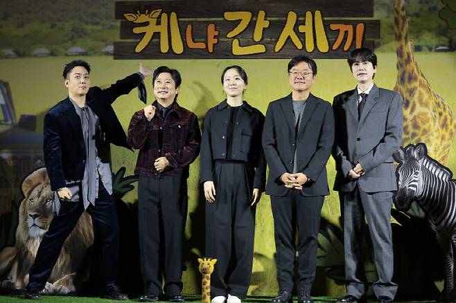 은지원(왼쪽부터)와 이수근, 김예슬 PD, 나영석 PD, 규현(사진=뉴스1)