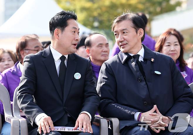 장동혁 국민의힘 대표(왼쪽)과 조국 조국혁신당 비상대책위원장이 지난 10월 29일 서울 종로구 광화문광장에서 열린 10.29 이태원 참사 3주기 기억식에서 대화하고 있다. 2025.10.29/뉴스1 ⓒ News1 김성진 기자