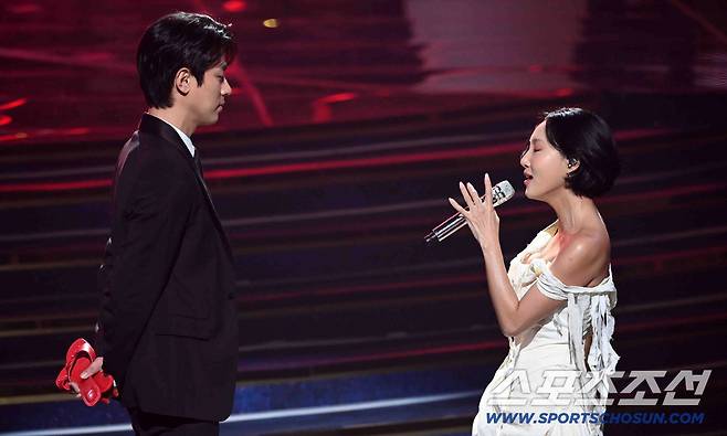 제46회 청룡영화상 시상식이 19일 여의도 KBS홀에서 열렸다. 화사, 박정민이 멋진 무대를 선보이고 있다. 허상욱 기자 wook@sportschosun.com
