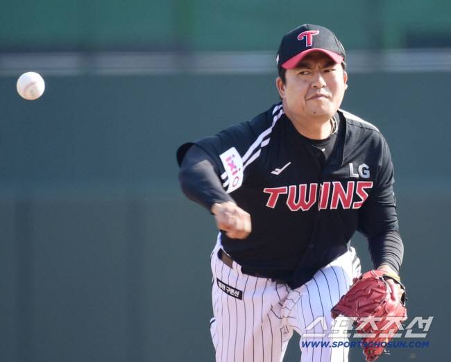 11일 부산 사직구장에서 열린 KBO리그 시범경기 롯데와 LG의 경기. 투구하고 있는 LG 심창민. 부산=송정헌 기자songs@sportschosun.com/2025.03.11/