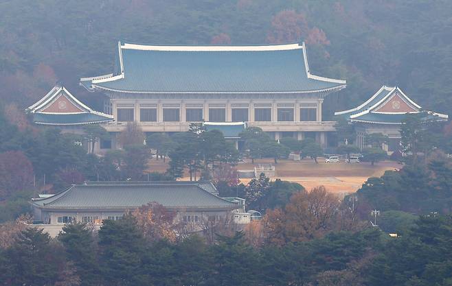 24일 서울 종로구 정부서울청사에서 바라본 청와대. /뉴시스